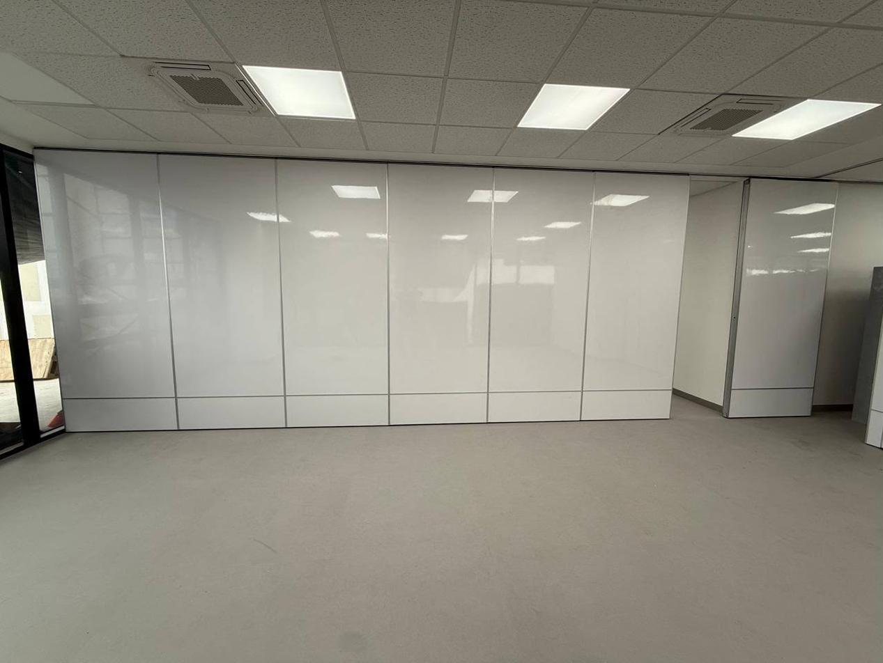 Muro móvil blanco instalado en una sala de juntas